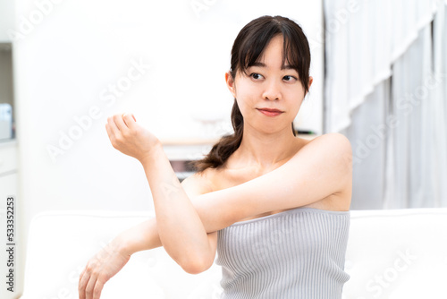 くつろいでストレッチをする若い女性 Free Download くつろいでストレッチをする若い女性 - GFXLoad