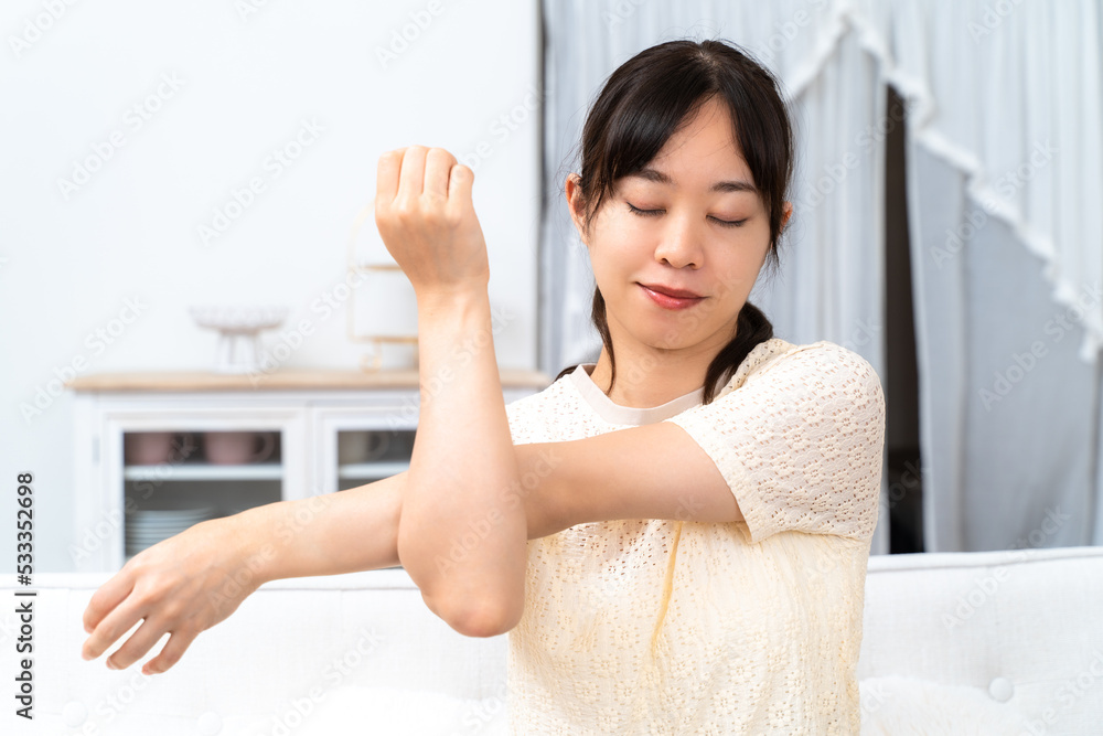 くつろいでストレッチをする若い女性