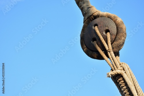Photos Detalles de poleas y aparejos de un antiguo barco de vela