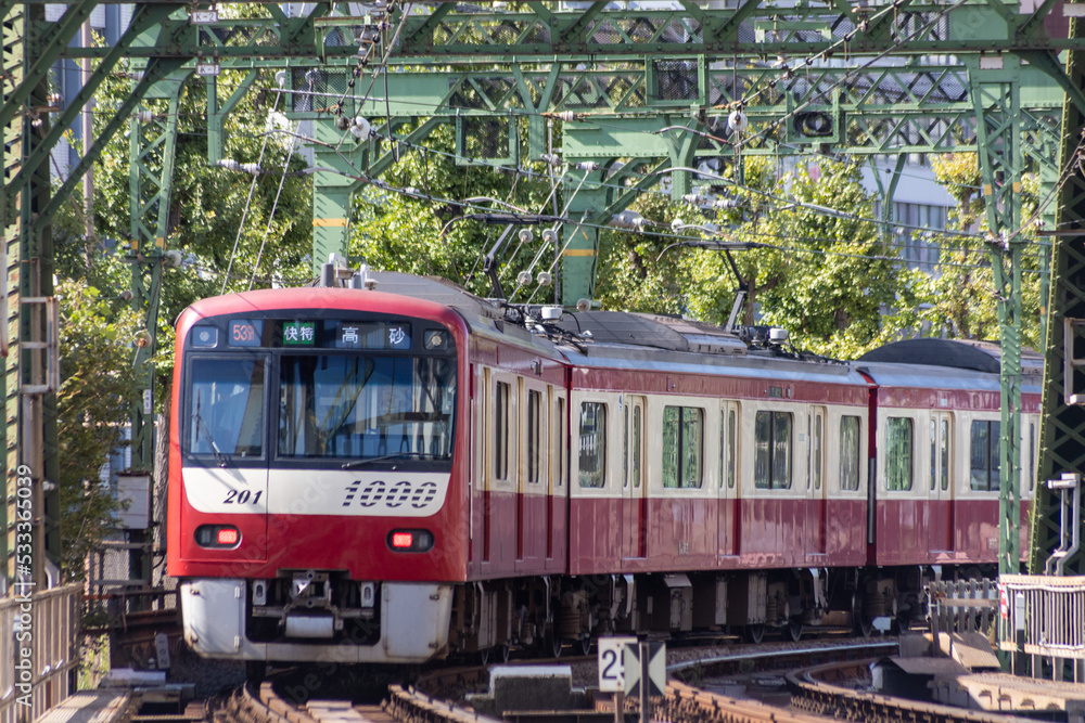 新緑の中を走る京急電車