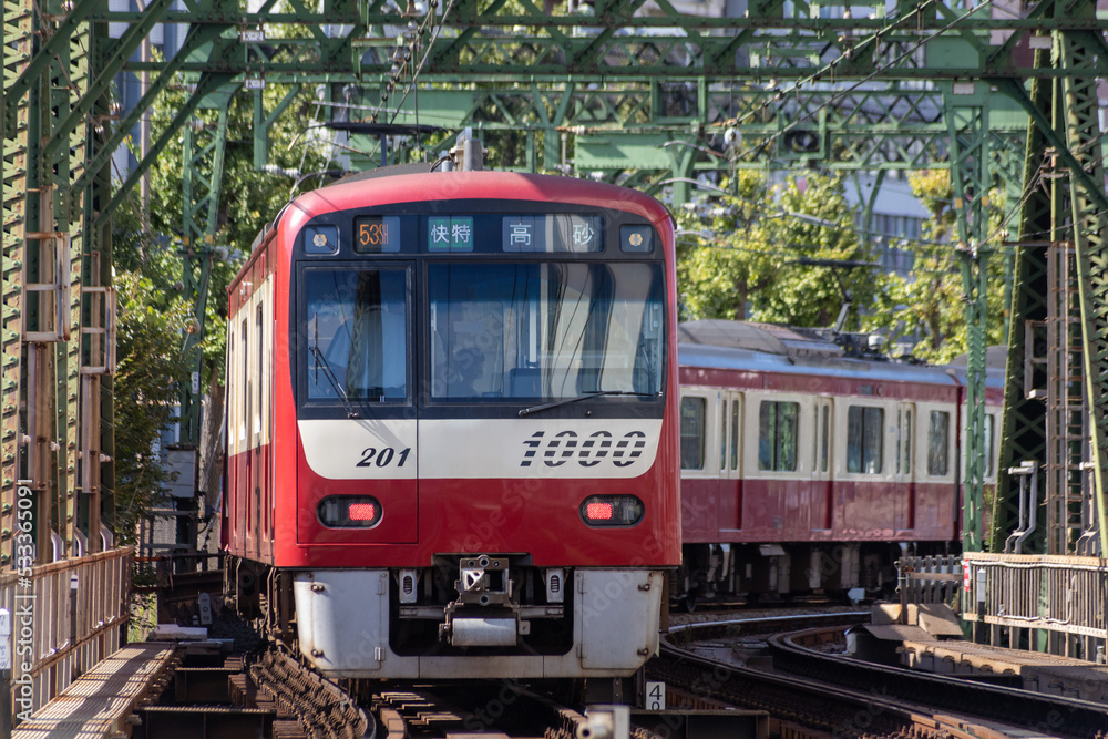 新緑の中を走る京急電車