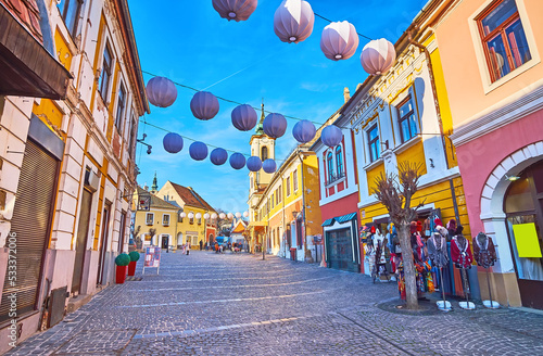 Foto Decorative lanterns on Dumtsa Jeno Street, Szentendre, Hungary