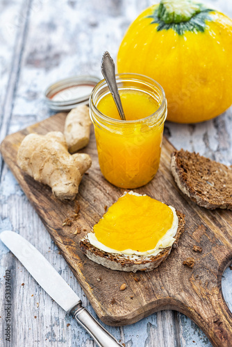 Gelbe Zucchinimarmelade mit Ingwer (vegan)