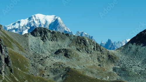 Mont blanc vu à partir du massif du beaufortain, secteur de la pierra menta, avec refuge de presset, et col de bresson
