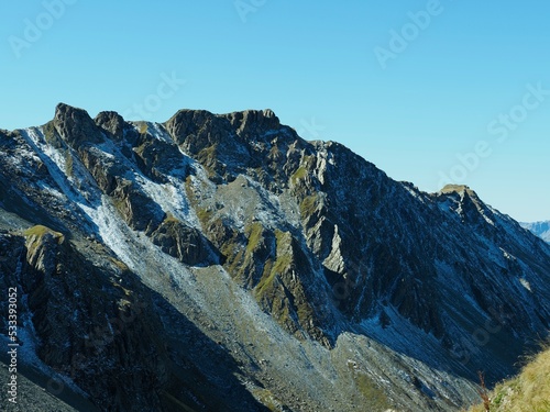 ligne de crête, secteur pierra menta, dans le massif du beaufortain avec début de neige