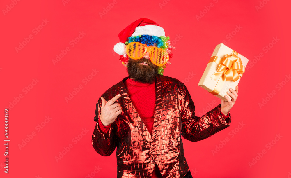 look over there. bearded santa claus in hat. celebrate the party. Christmas party time. man in glasses red background. ready for xmas gifts and presents. new year shopping discounts. copy space