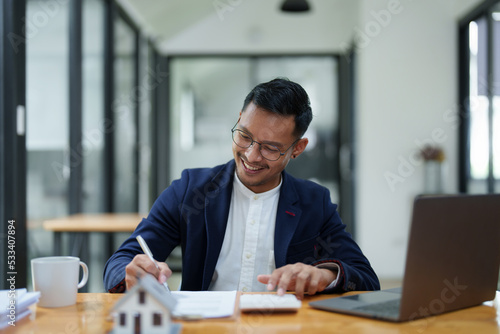 Guarantee, mortgage, agreement, contract, sign, the customer is signing the contract document as evidence to the real estate agent or bank officer according to the agreement according to the document © Jirapong