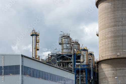 Die Firma Yara betreibt in der Nähe von Brunsbüttel ein Chemiewerk  für AdBlue zur reduzierung von Stickoxyd bei Dieselfahrzeugen