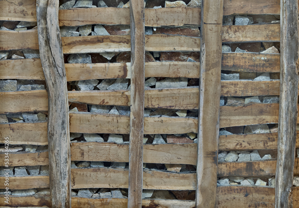 Texture de toiture médiévale, vue par dessous, pierres visibles au travers de planches en bois - éclairage uni Texture de toiture médiévale, vue par dessous, pierres visibles au travers de planches en bois - éclairage uni