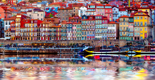 Vista panorámica del Viejo Oporto. La ciudad de Oporto y la Ribeira sobre el río Duero desde Vila Nova de Gaia, Portugal.