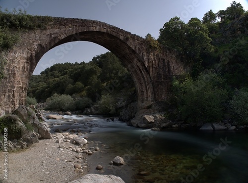 Puente romano de la garganta de  Alardos en Madrigal de la Vera, Caceres, Extremadura, España © Jose