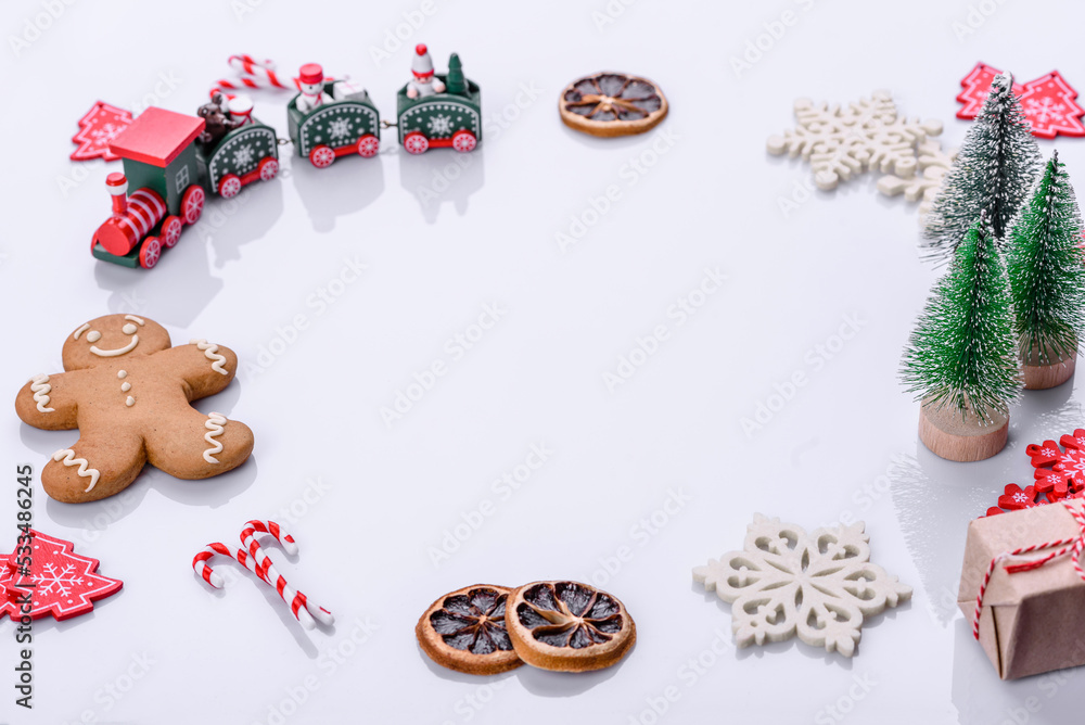 Elements of Christmas scenery, toys, gingerbread and other Christmas tree decorations