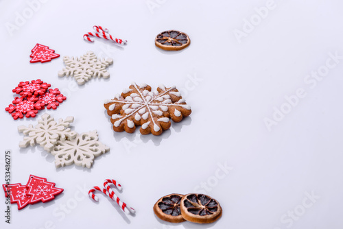 Elements of Christmas scenery, toys, gingerbread and other Christmas tree decorations