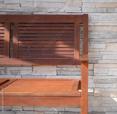 Holzbank mit Felswand Mauerwerk Hintergrund