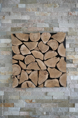 Holzdekor auf Steinwand