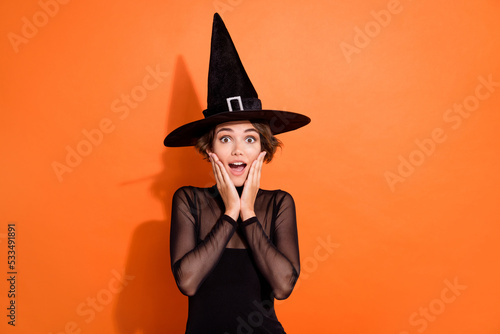 Photo Photo of excited funky girl dressed black gothic dress headwear hands arms cheek