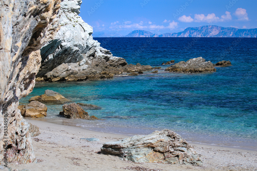 Fototapeta premium Krajobraz morski. Skalista plaża na Skopelos