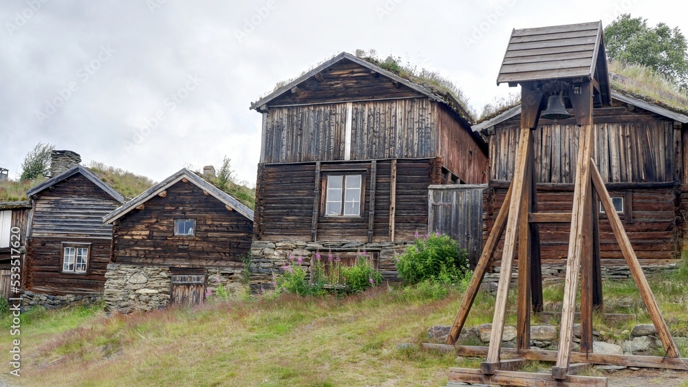 Obraz premium centre ville de la cité minière de Røros en Norvège, patrimoine mondial de l'UNESCO