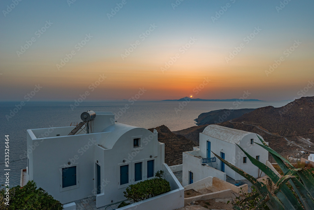 Sole che tramonta su Santorini visto dalla vicina isola di Anafi, arcipelago delle isole Cicladi GR