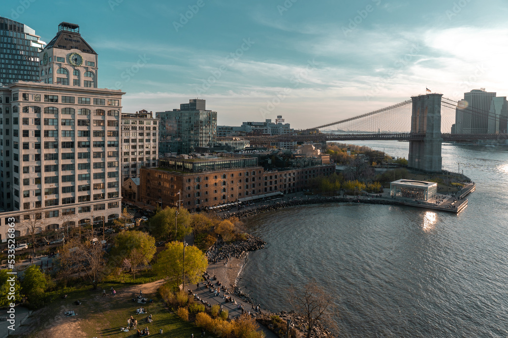 Obraz premium Overhead View of Park in Dumbo, Brooklyn of New York City. Brooklyn Bridge and East river