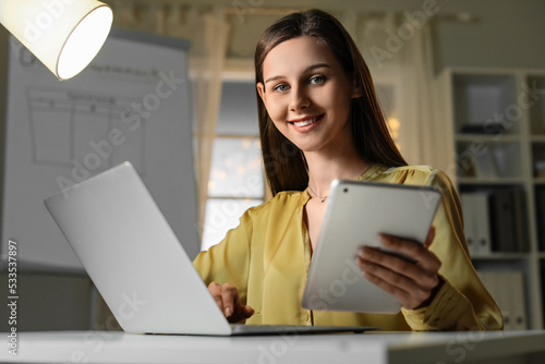 Beautiful businesswoman wor...