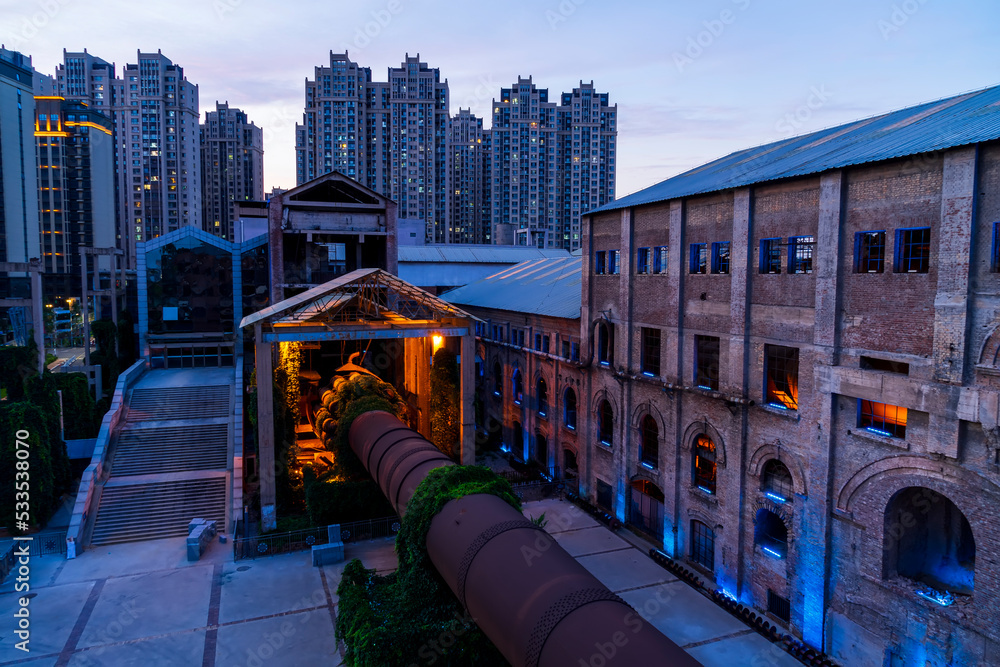 Obraz premium Factory buildings and industrial equipment in the evening
