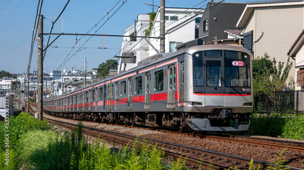 走る通勤電車