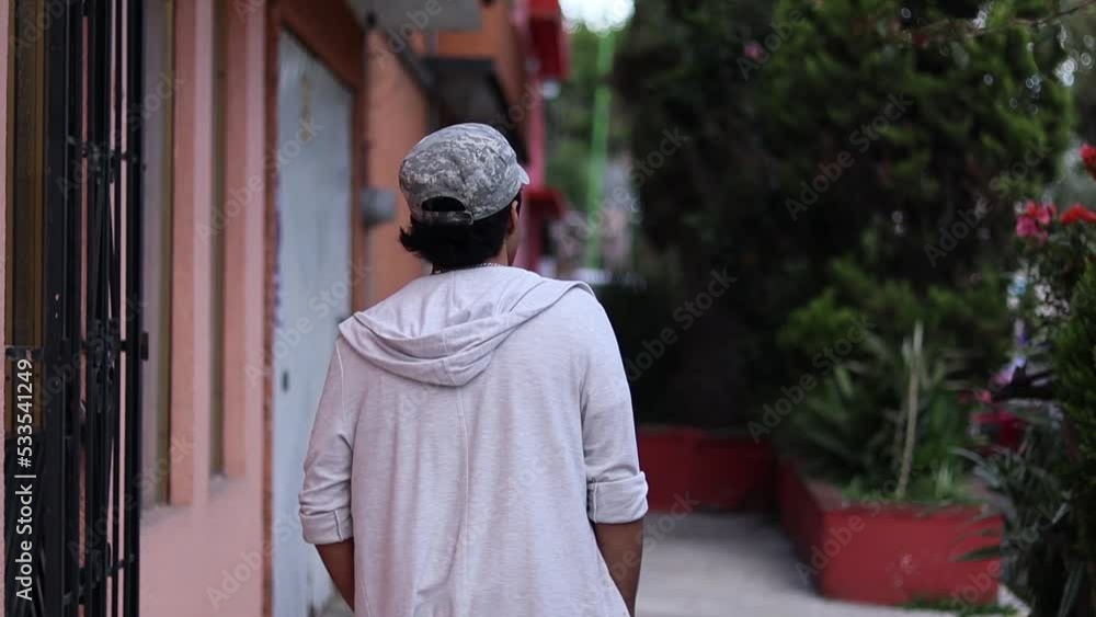 joven hipster en las calles de la colonia joven hipster en las calles de la colonia