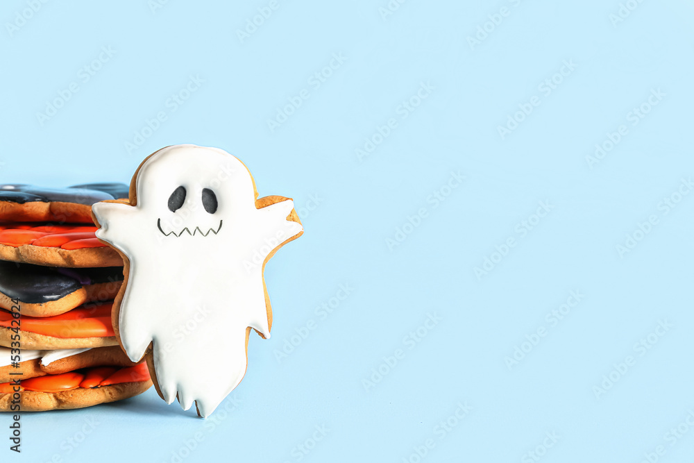 Obraz premium Tasty Halloween cookies on blue background