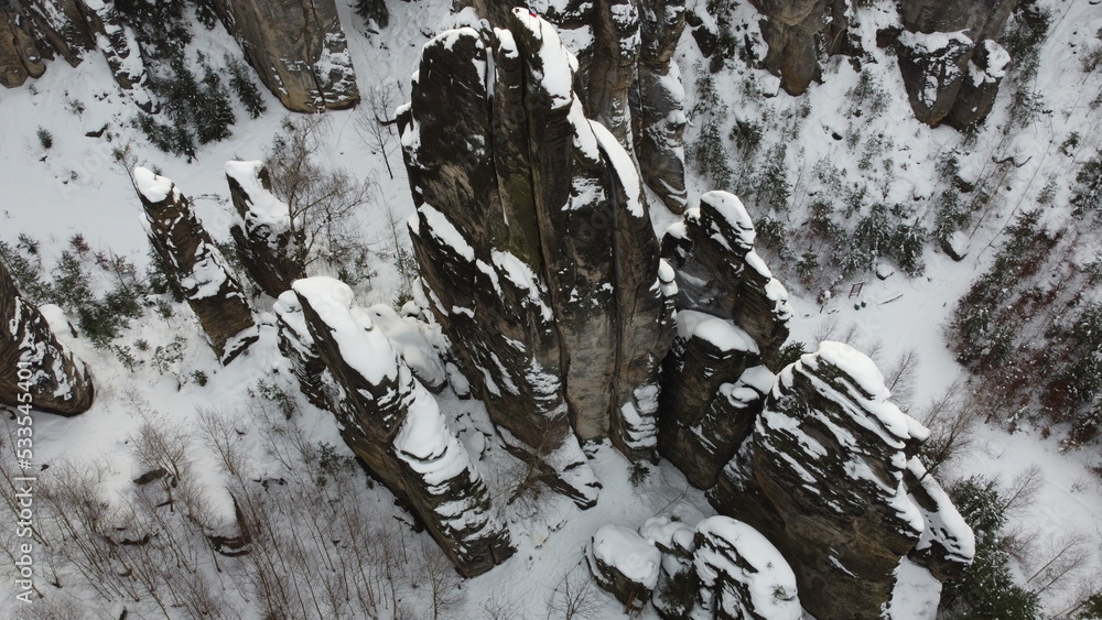 Φωτογραφία A breathtaking winter aerial panorama of Prachovske Skaly near Jicin, featuring snow-covered sandstone formations and the beauty of Czech nature during the colder months