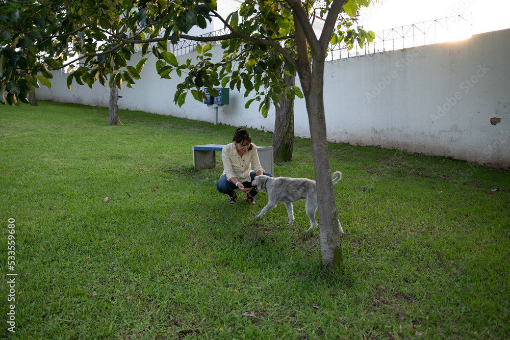 Mujer con mascota en parque
