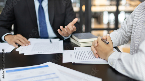 Fotografía Attorney or judge provides legal advice to the client in the courtroom, Ethics in the courts include justice and impartiality, Legal consultant, Scales of justice, Law hammer, Litigation and justice