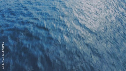 ドローン映像　煌めく水面と深いブルー　湖　芦ノ湖　4K　UHD