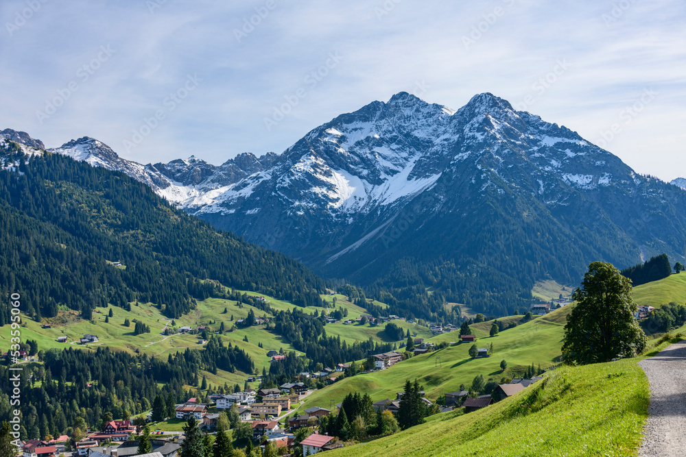 Herbstlicher Ausblick ins Kleinwalsertal bei Hirschegg Herbstlicher Ausblick ins Kleinwalsertal bei Hirschegg