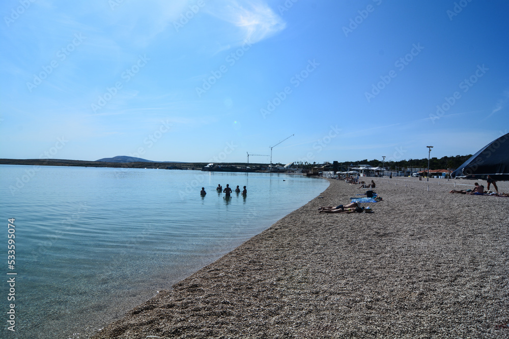spiaggia di zrce famoso ritrovo per giovani isola di pag in croazia spiaggia di zrce famoso ritrovo per giovani isola di pag in croazia