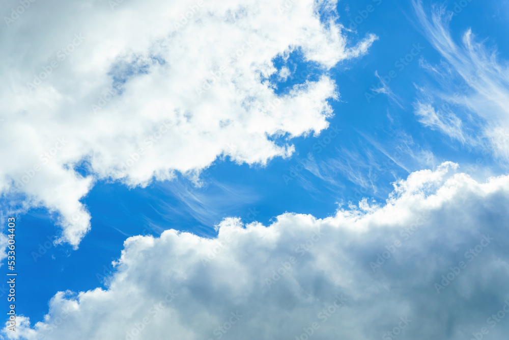 Obraz premium Blue sky covered with white and dark clouds