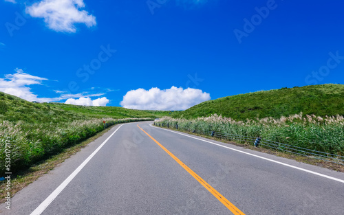 Wallpaper Mural 青空広がる阿蘇ミルクロードのドライブ風景（熊本県阿蘇市） Torontodigital.ca