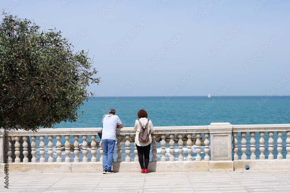 Couple face à la mer sur la promenade de Cadix