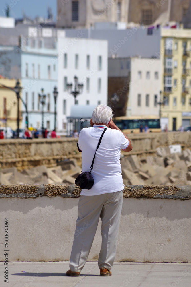 Vieil homme prenant une photo de la cathédrale de Cadix