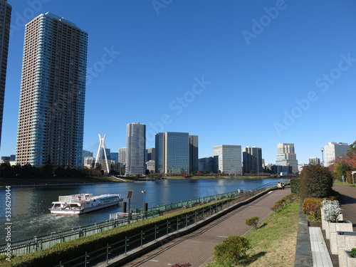 江東区の越中島公園からの眺め（隅田川・中央大橋・リバーシティ21・水上バス）