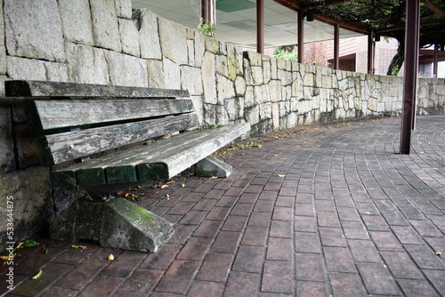 石造りの壁、サークル型公園のベンチ © BJ