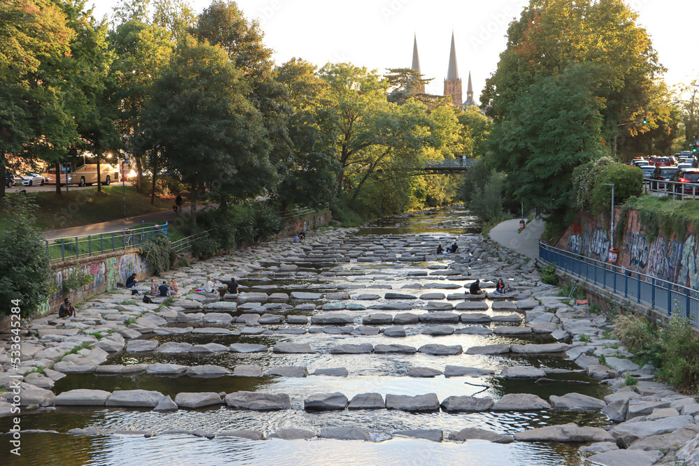 Liebenswerte Großstadt Freiburg; Spätsommerabend an der Dreisam