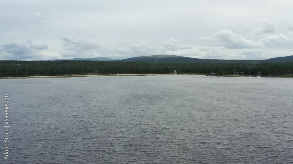survol de la foret, des lacs et rivières en Suède