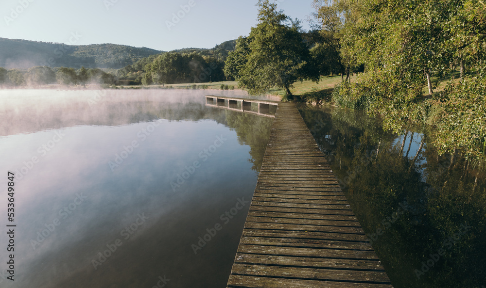 ponton en bois dans la brume automnale sur le lac d'Autun en bourgogne