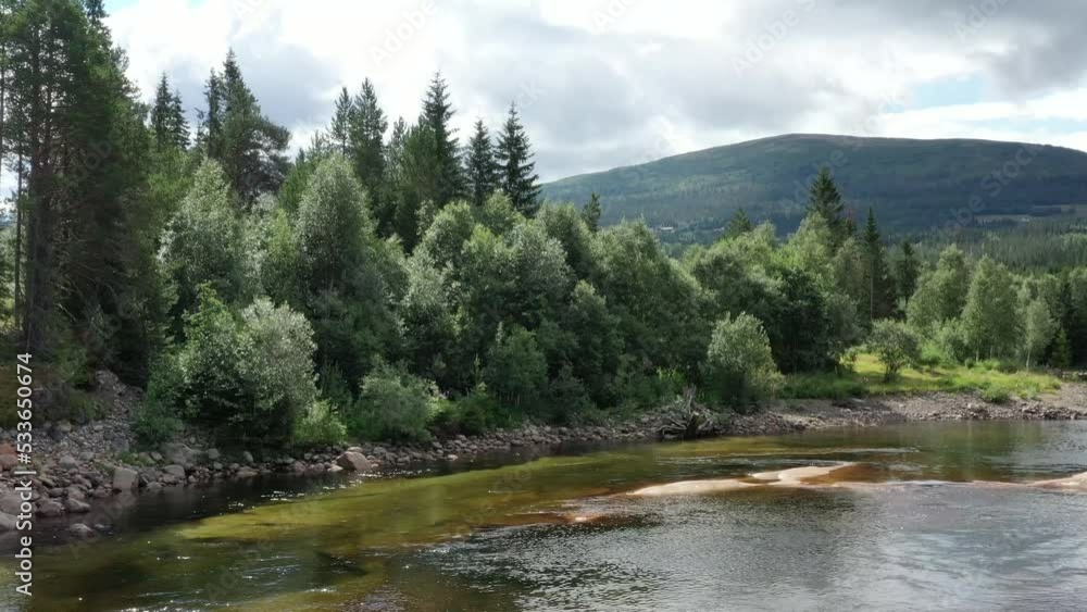 survol de la foret, des lacs et rivières en Suède survol de la foret, des lacs et rivières en Suède