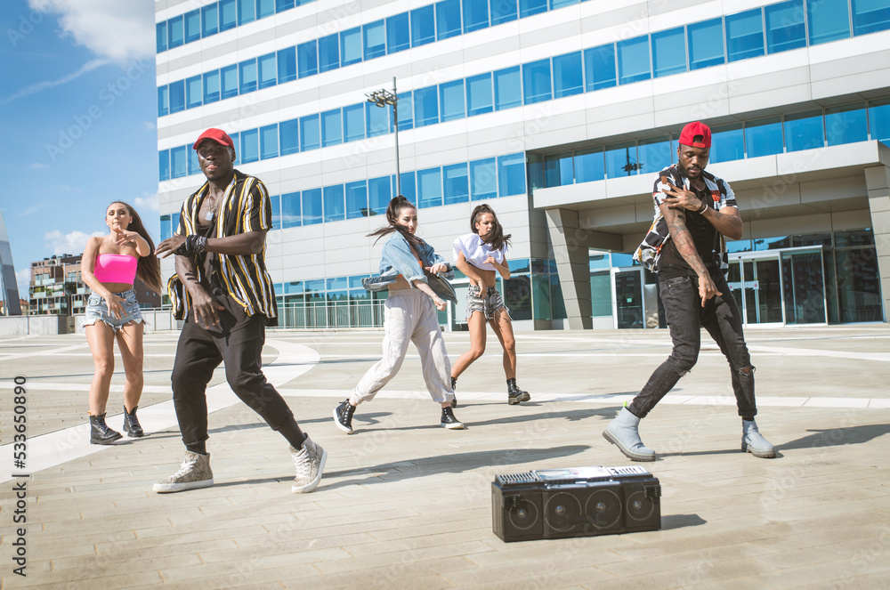 Obraz premium Group of hip hop dancers permorming their dance.