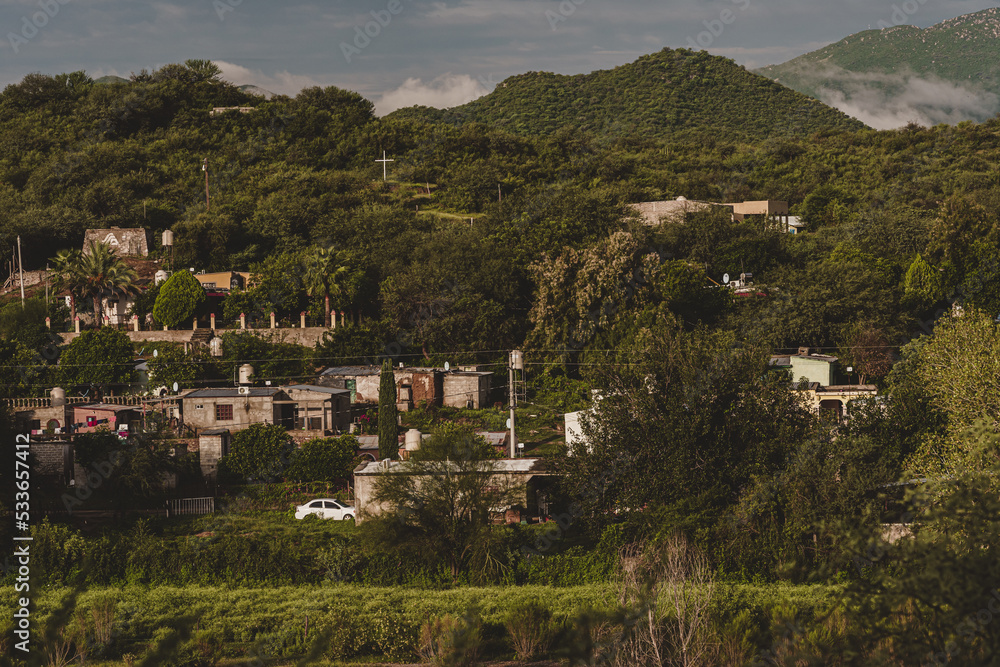 casas en una colina, pueblo en una colina, comunidad en una colina casas en una colina, pueblo en una colina, comunidad en una colina
