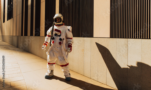 Foto spaceman in a futuristic station