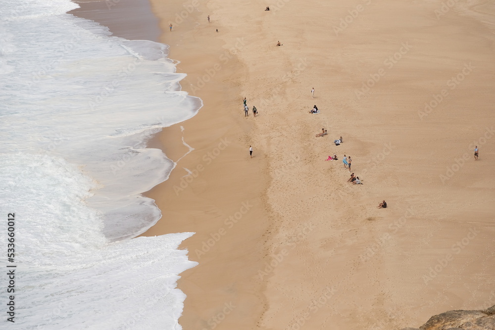 Menschen am Strand von Portugal