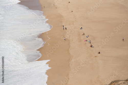 Obraz na płótnie Menschen am Strand von Portugal w salonie